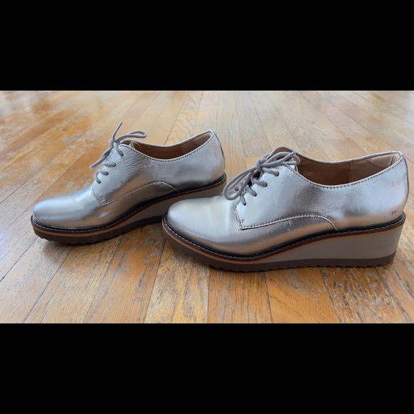 A fashionable oxford set on a chic sawtooth wedge. - Picture 4 of 6